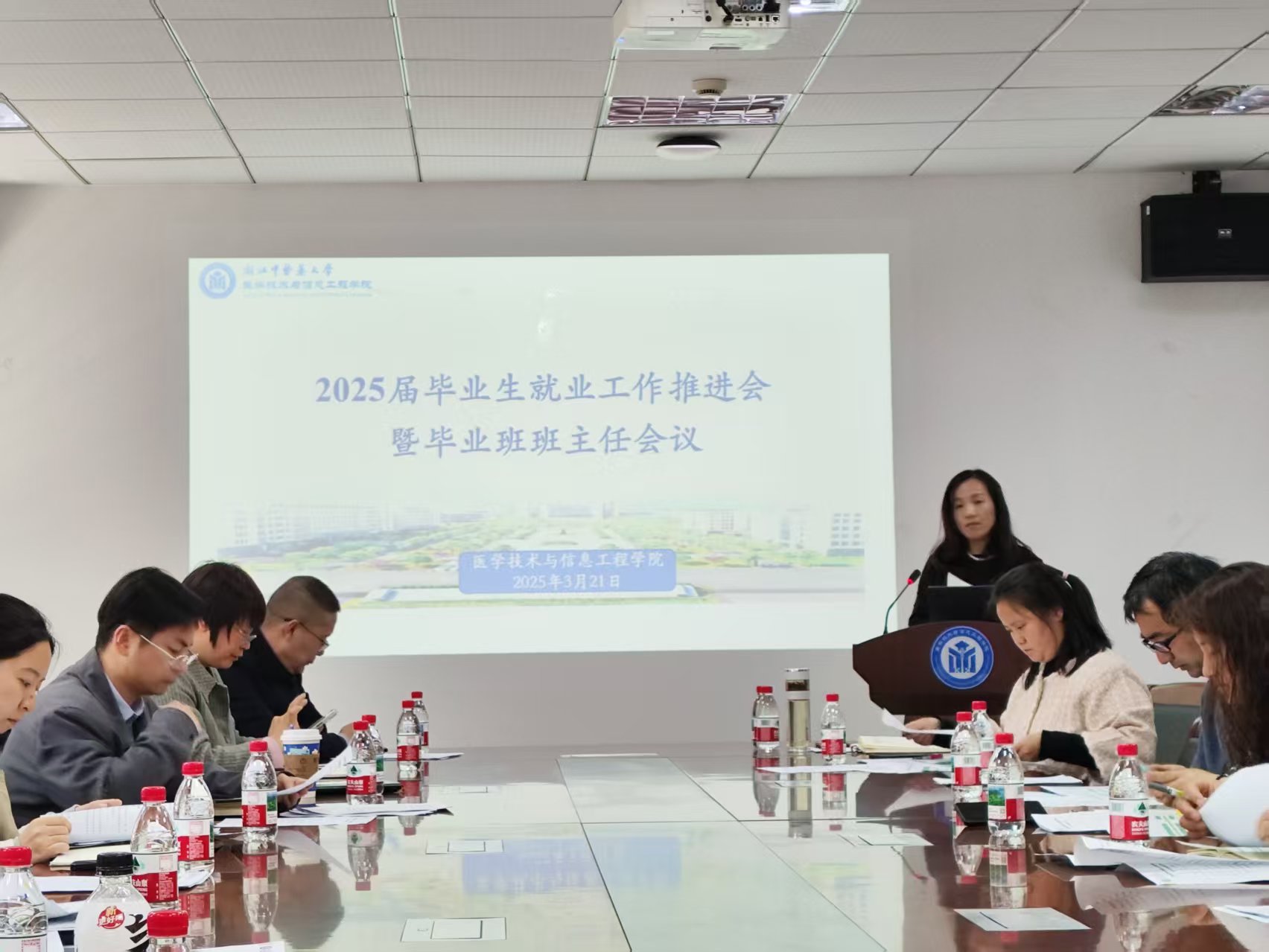 杨春兰.jpg 杨春兰.jpg
